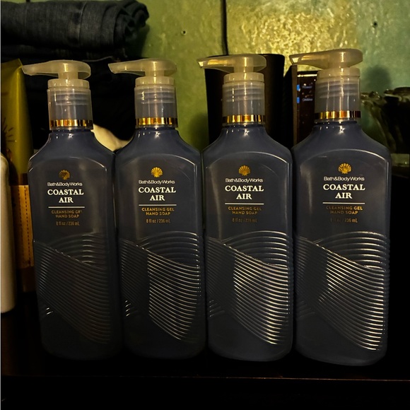 Bath & Body Works Coastal Air Gel
Scented Hand Soap - Light Blue (4) - Picture 2 of 5